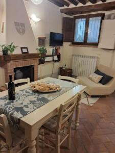 a living room with a table and a couch at La Sesta Luna in Pienza