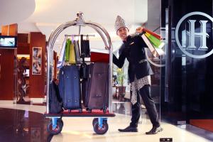 Un homme se tient à côté d'un chariot de bagages dans l'établissement Grand Hatika Hotel, à Tanjung Pandan