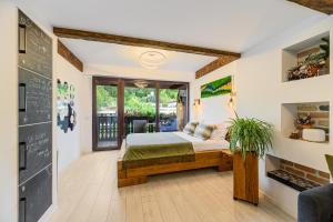 a bedroom with a bed and a desk and a keyboard at Studio Rubio in Poiana Brasov