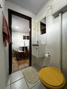 bagno con servizi igienici gialli e lavandino di BS01- Casa com Piscina Aquecida e Churrasqueira a Balneário Barra do Sul
