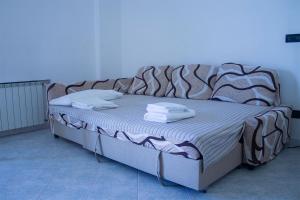 a bed in a room with at Alloggio fronte mare e vista castello in Termoli +13 photos