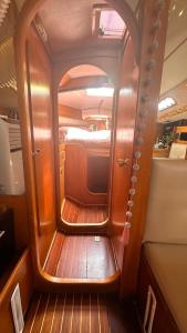 Una pequeña habitación con una cama y un espejo. en Velero Draco, en Sitges