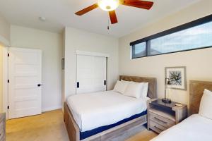 Un dormitorio con dos camas y un ventilador de techo. en Flat Tops 2510, en Steamboat Springs 18 fotos más