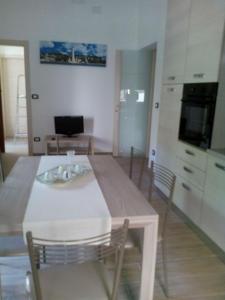 a kitchen and dining room with a table and chairs at B & B La Magnolia in Specchiolla