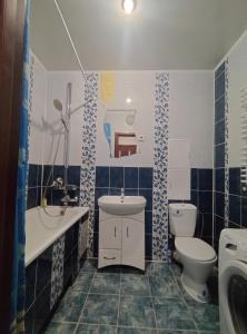 Un baño con lavabo, inodoro y bañera. en Daily rent Apartments 8, en Ivano-Frankivsk