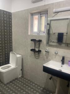 Ένα μπάνιο στο VELVET VIBES VILLA Near Islamabad Airport