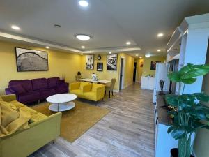 ein Wohnzimmer mit Sofa und Tisch in der Unterkunft Home away from home in Winnipeg + 30 Fotos