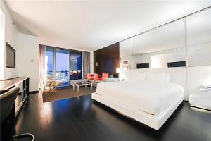 拉斯维加斯Palms Place Hotel StripView with Open Balcony -33的一间白色的卧室,配有一张大床和一个客厅 更多8张照片