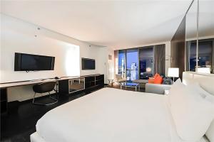 拉斯维加斯Palms Place Hotel StripView with Open Balcony -33的一间白色的大房间,配有床和电视