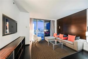 拉斯维加斯Palms Place Hotel StripView with Open Balcony -33的带沙发和桌子的客厅