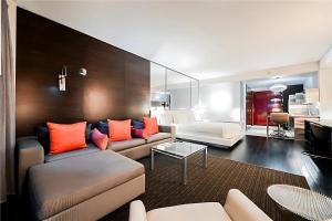 拉斯维加斯Palms Place Hotel StripView with Open Balcony -33的有两张沙发和一张桌子的客厅
