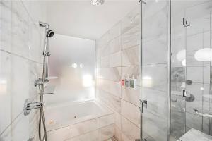 Palms Place Hotel StripView with Open Balcony -33的一间浴室