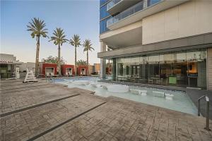 Palms Place Hotel StripView with Open Balcony -33内部或周边的泳池