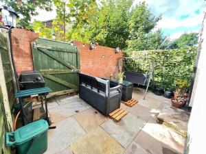 曼彻斯特King TV-Bed En-suite MediaCity, MUFC, Salford的一个带烧烤架和砖墙的庭院