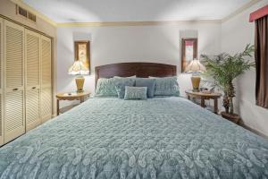 - une chambre avec un grand lit bleu et 2 tables dans l'établissement Beautiful Ocean View 1 Bedroom Condo with Electric Fireplace-Meridian 805, à Myrtle Beach 64 autres photos