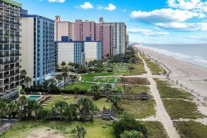 une vue aérienne d'une plage avec des bâtiments et l'océan dans l'établissement Beautiful Ocean View 1 Bedroom Condo with Electric Fireplace-Meridian 805, à Myrtle Beach