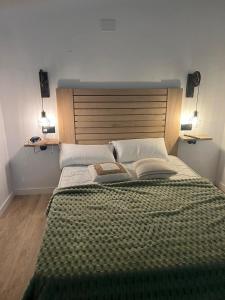 Giường trong phòng chung tại Apartamento vista al mar