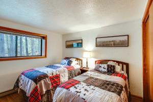a bedroom with two beds and a window at North Conway Condo Less Than 3 Mi to Slopes and Echo Lake in North Conway