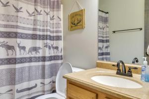 Koupelna v ubytování Somerset Townhome with Deck Less Than 2 Mi to Ski Lift! + 21 fotografií