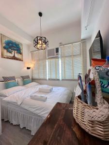 Postel nebo postele na pokoji v ubytování Studio One Condominium, Alabang - Bluu - Fiber Wi-Fi, Netflix-ready