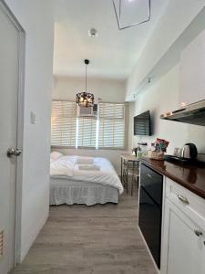 Kuchyň nebo kuchyňský kout v ubytování Studio One Condominium, Alabang - Bluu - Fiber Wi-Fi, Netflix-ready