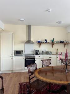 Η κουζίνα ή μικρή κουζίνα στο Riverfront Apartments at The Blue Goat Ramelton