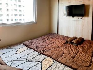 Voodi või voodid majutusasutuse 2BR Apt Green Pramuka with Pool & Wi-Fi by 2ndHome toas