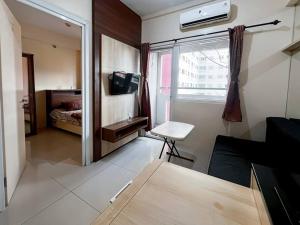 Voodi või voodid majutusasutuse 2BR Apt Green Pramuka with Pool & Wi-Fi by 2ndHome toas