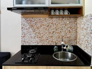 Köök või kööginurk majutusasutuses 2BR Apt Green Pramuka with Pool & Wi-Fi by 2ndHome