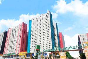 雅加达2BR Apt Green Pramuka with Pool & Wi-Fi by 2ndHome的城市中的一组高楼
