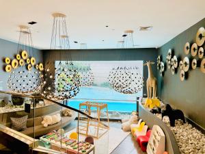 Una habitación infantil con vistas a la piscina. en The Hotel at Tower Acqua 1, en Manila