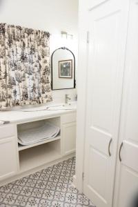 a bathroom with a sink and a mirror at Sweet Auntie in Natchez