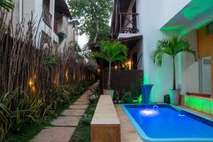 a backyard with a swimming pool and a house at Sunset Jeri Flat ate 10x in Jericoacoara