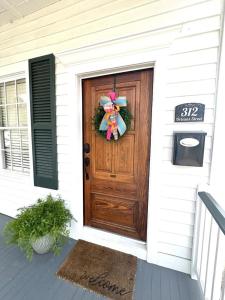Foto sihtkohas Natchez asuva majutusasutuse Creole Cottage - 2 Bed, 1 Bath, Pet Friendly with Fee, Walk to Downtown, Grill, Washer & Dryer galeriist