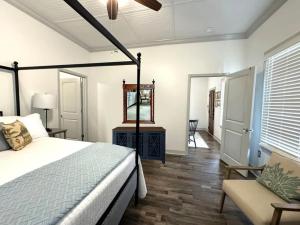 Voodi või voodid majutusasutuse Creole Cottage - 2 Bed, 1 Bath, Pet Friendly with Fee, Walk to Downtown, Grill, Washer & Dryer toas