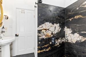 a bathroom with a black marble wall at 1864 Little Brick - 1 Bed, 1 Bath, Full Kitchen, Pet Friendly with fee, Washer & Dryer in Natchez