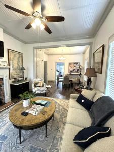 Istumisnurk majutusasutuses Creole Cottage - 2 Bed, 1 Bath, Pet Friendly with Fee, Walk to Downtown, Grill, Washer & Dryer