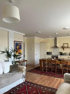 Η κουζίνα ή μικρή κουζίνα στο Riverfront Apartments at The Blue Goat Ramelton