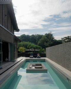 una piscina frente a un edificio en Yeojuhyeon Dongcheon, en Chilgok