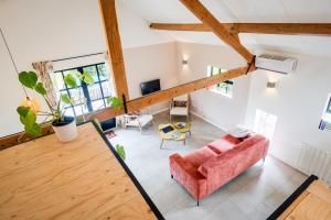 an overhead view of a living room with a pink couch at Sterrenbos wellness lodge in Beers