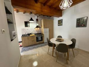 a kitchen with a table and chairs in a room at La casa Azul in Allariz