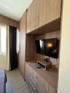 a room with a flat screen tv on a wall at LK Barro Preto 8 in Belo Horizonte