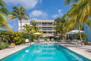 widok na hotel z basenu w obiekcie Dolphin Suites & Wellness Curacao w mieście Willemstad