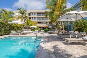 Basen w obiekcie Dolphin Suites & Wellness Curacao lub w pobliżu