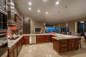 Η κουζίνα ή μικρή κουζίνα στο The Refuge - 4BR home in Fountain Hills
