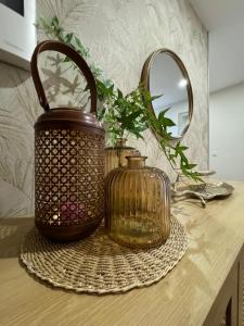 a table with a tea kettle and a mirror at Avanza 4 Plaza Galicia in Sarria