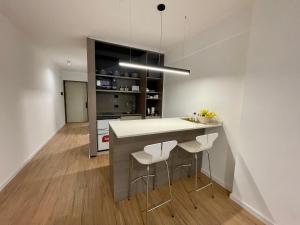 Deco Armani Studio Recoleta في بوينس آيرس: مطبخ مع جزيرة مع المقاعد العلوية