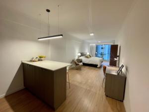 Deco Armani Studio Recoleta في بوينس آيرس: غرفة مع مطبخ وغرفة معيشة مع سرير +27 صورة