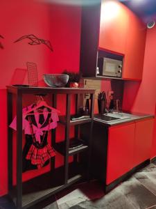 eine kleine Küche mit roten Wänden und einer Theke in der Unterkunft NEW in GDAŃSK! RED ROOM in the HEART of GDAŃSK - BDSM - with a luxury JACUZZI and access to a sauna in Danzig