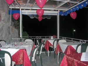 eine Gruppe von Tischen mit roten Ballons und Herzen in der Unterkunft Hotel La Conchiglia in Praiano